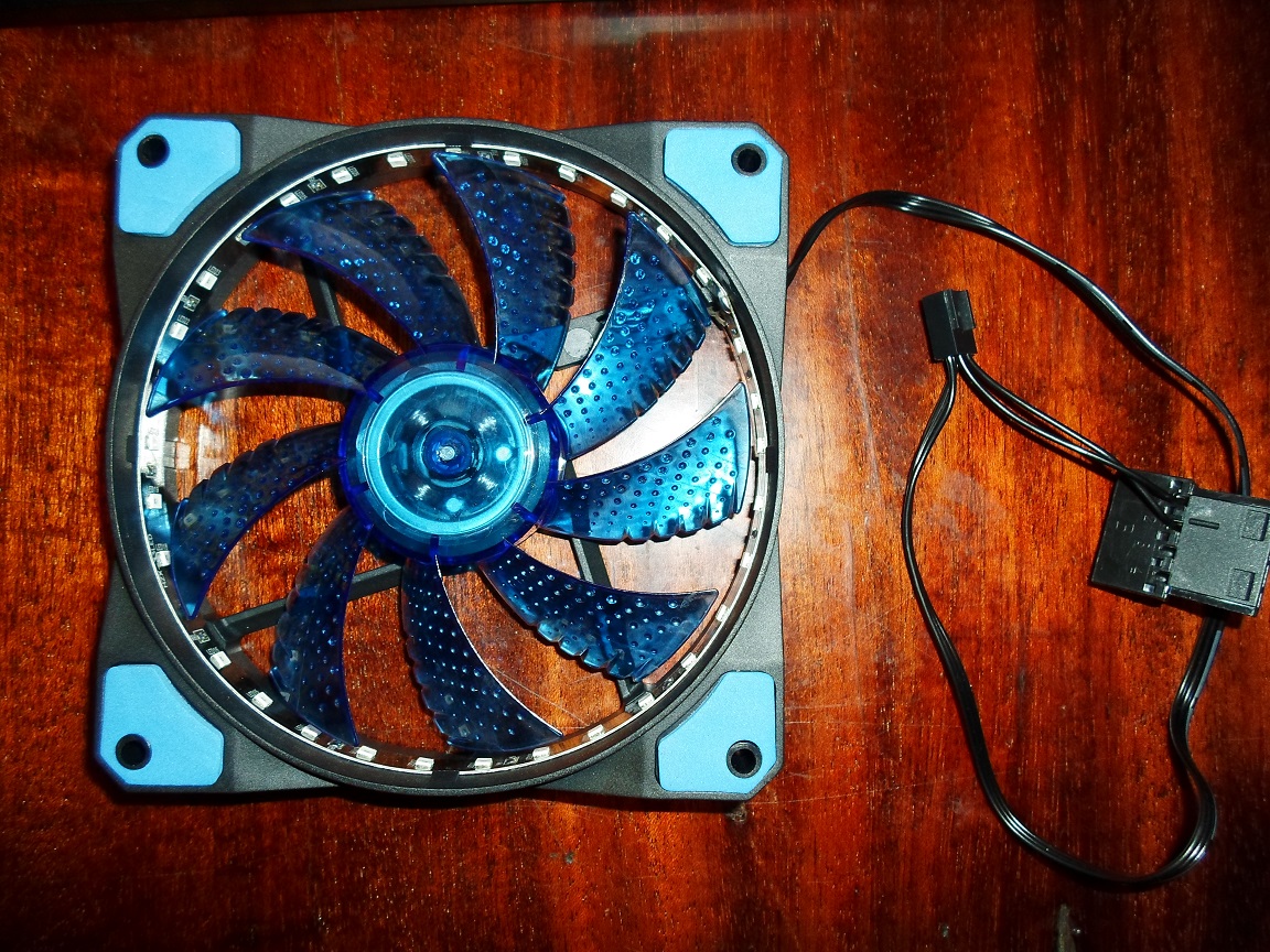 Вентилятор с RGB подсветкой голубого цвета
