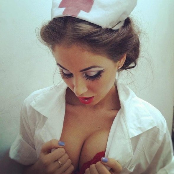 Сексуальная медсестричка с пышной грудью