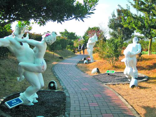 Эротические статуи Парка секса в Корее