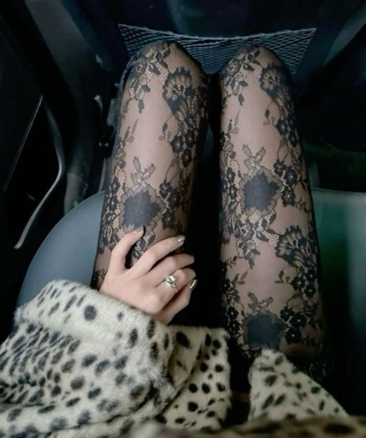 Аппетитные ножки в чёрных эротических колготках