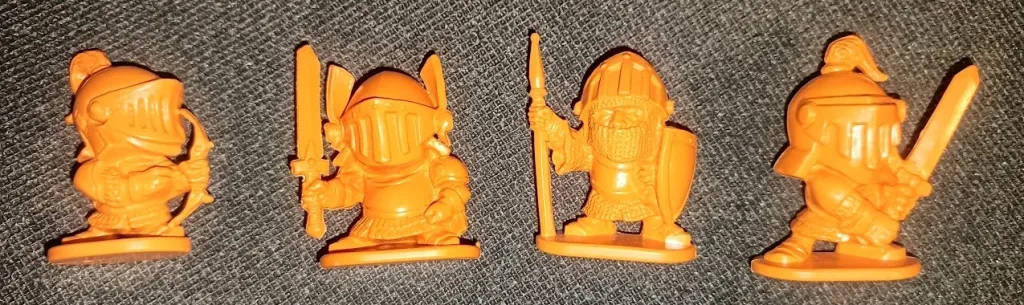 Четыре пластиковых рыцаря