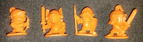 Четыре пластиковых рыцаря