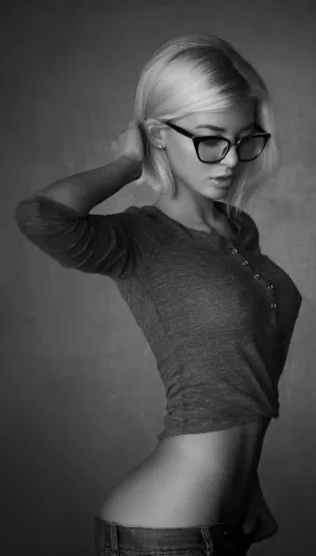 Аппетитная стройняшка в очках