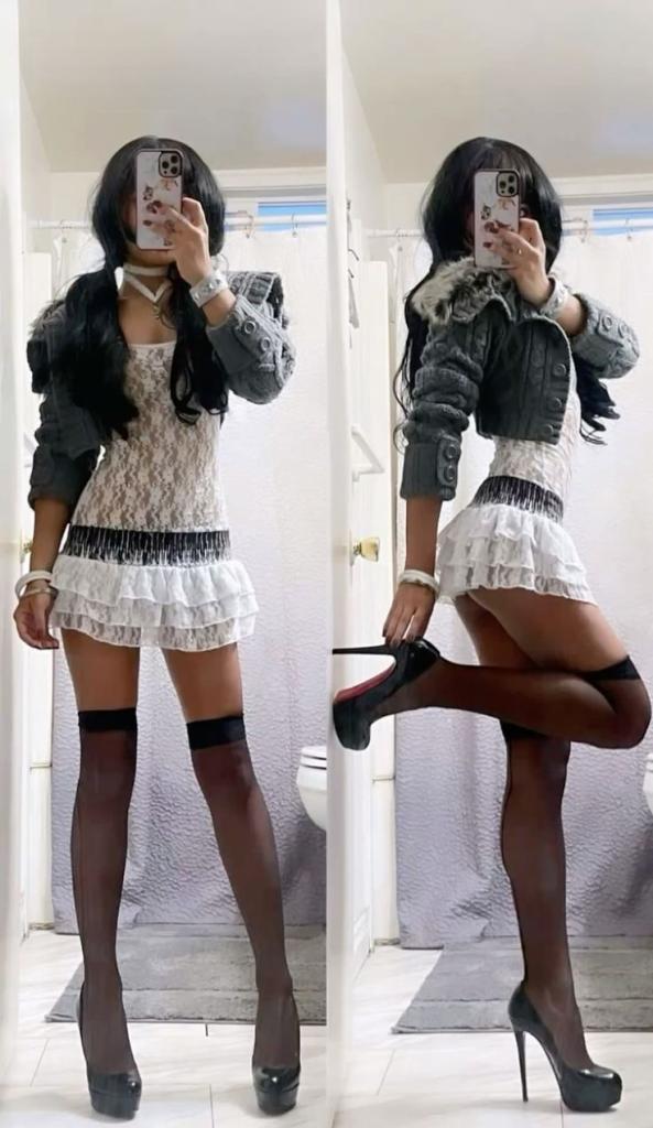 Стройненькая девушка в коротеньком платье