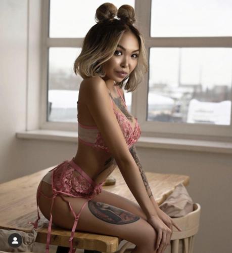 Стройняшка в розовом эро белье