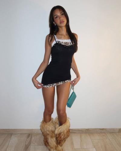 Задумчивая стройняшка в коротеньком платье Задумчивая стройняшка в коротеньком платье