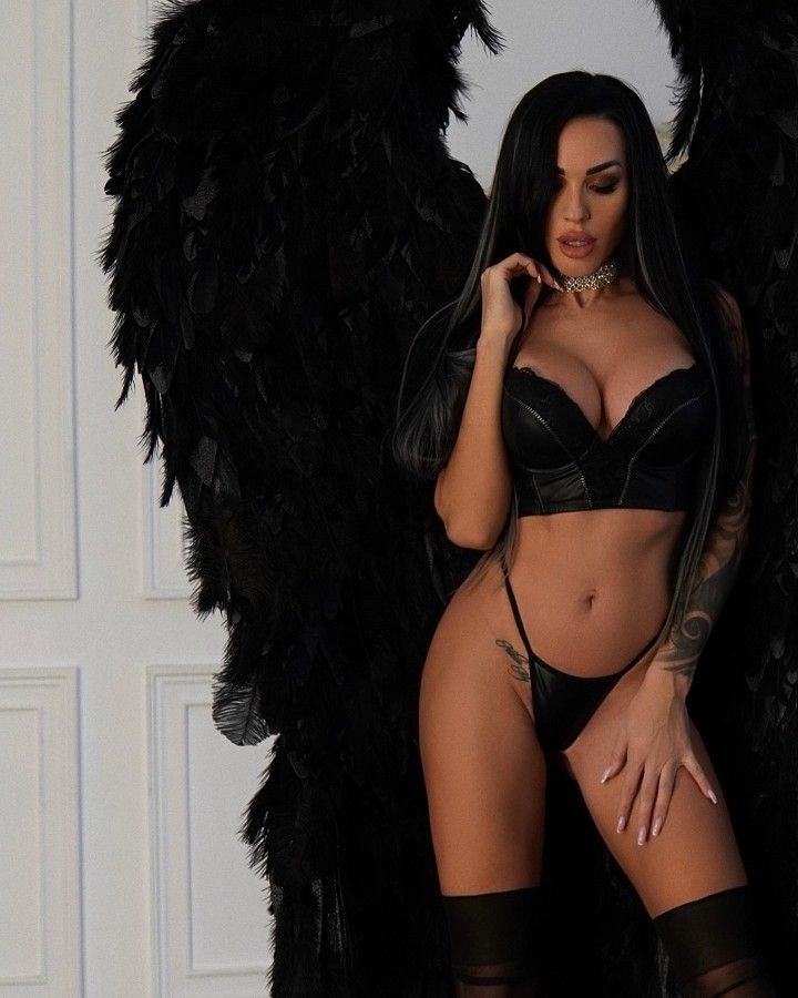 Сексопильная брюнеточка с чёрными крыльями