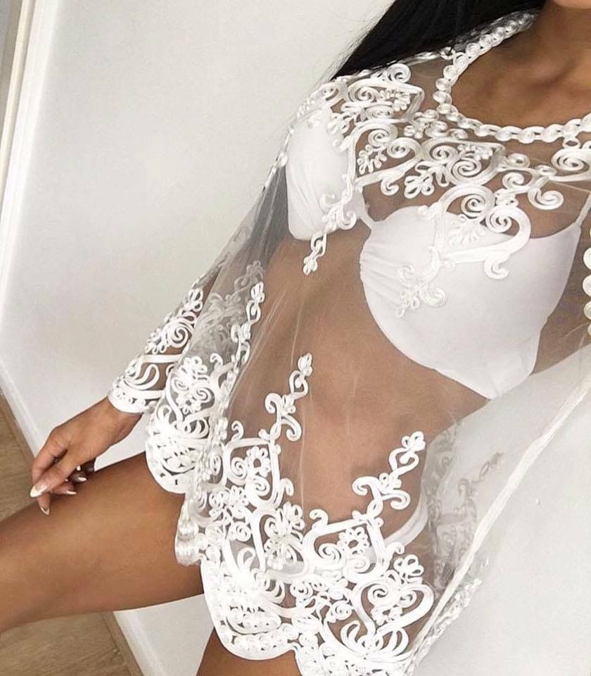 Стройняшка в белоснежном белье