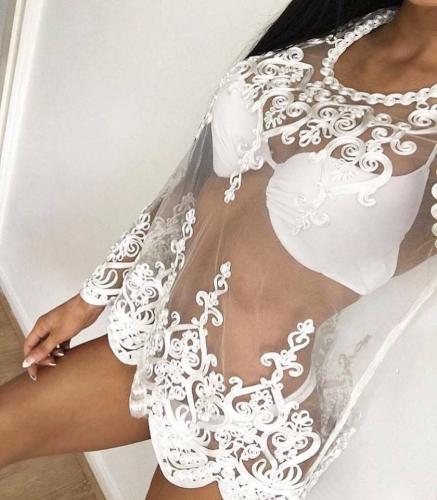 Стройняшка в белоснежном белье