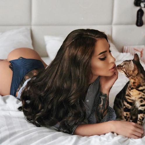 Сексуальная девушка с кошкой