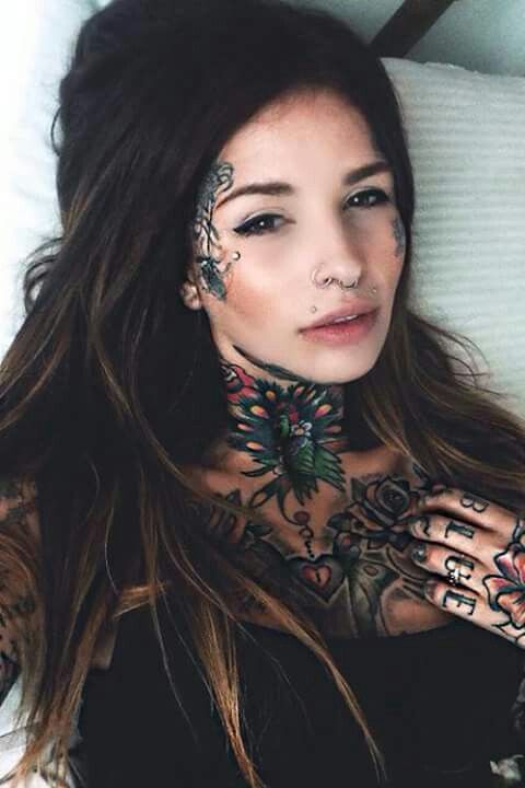 Задумчивая брюнеточка