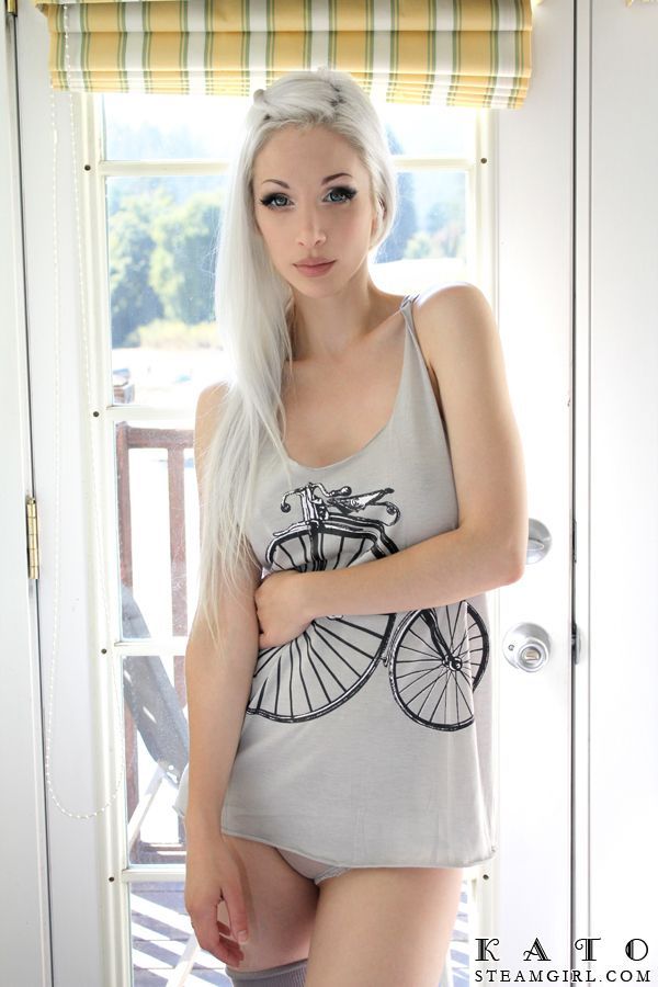 Сексапильная блондиночка