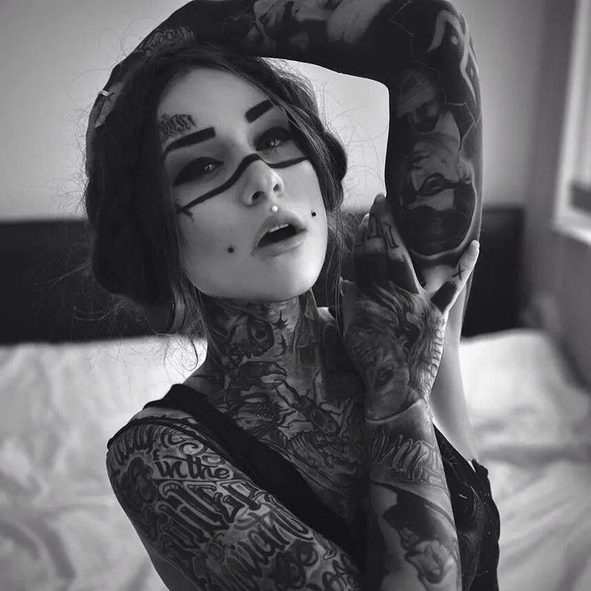 Изтатуированная очаровашка