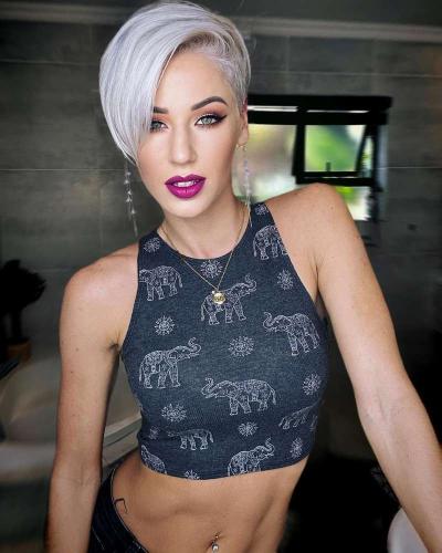 Блондиночка со спортивной фигуркой Блондиночка со спортивной фигуркой