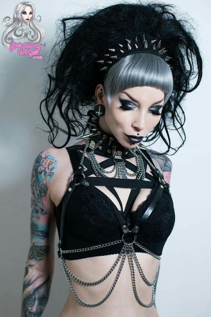 Красивая девушка с чёрными губками