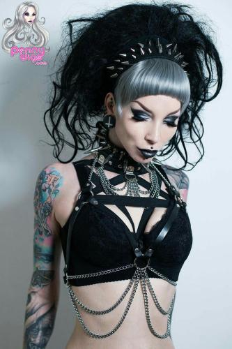 Красивая девушка с чёрными губками