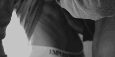 Проникла в трусы к парню