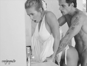 Всадил красотке сзади