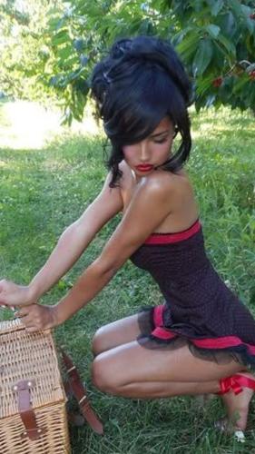 Аппетитная брюнеточка в коротеньком платье