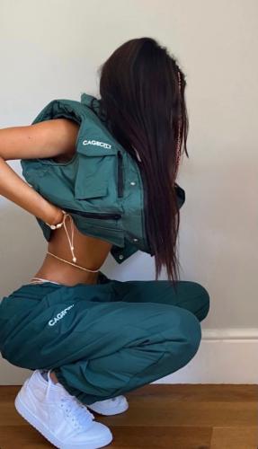 Стройняшка в спортивном костюме