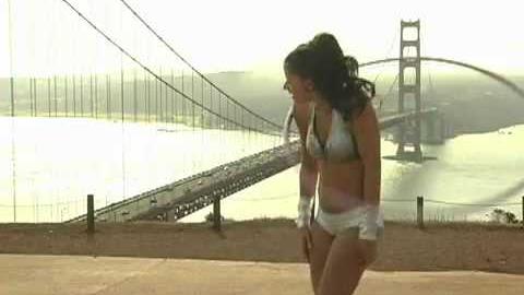 Сексуальная девушка танцует с хулахупом
