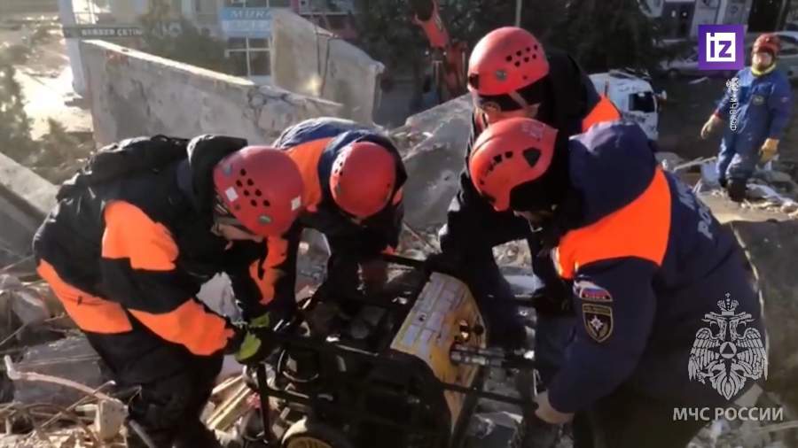 Российские спасатели под завалами дома в Турции нашли $150 тыс. в кастрюле